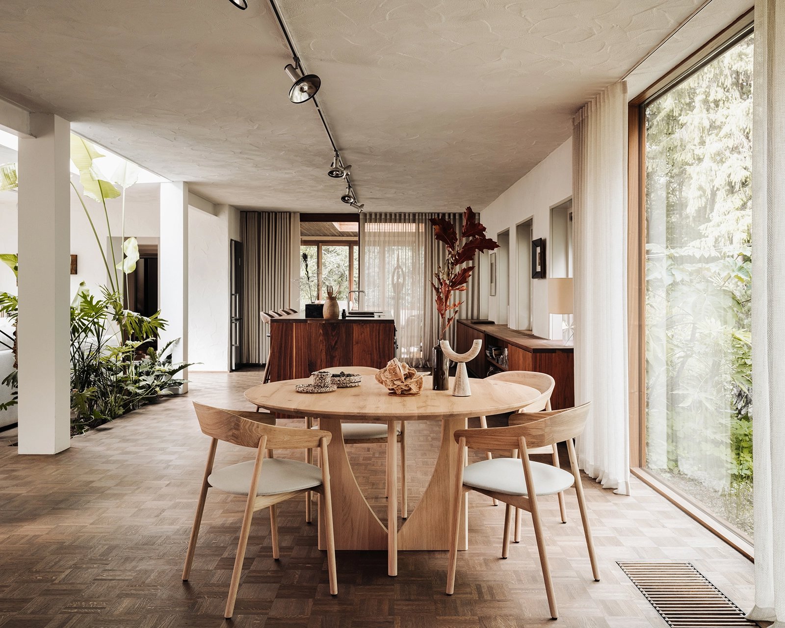 Ronde eettafel eikenhout met onderstel Celso met Janu stoelen | Table du Sud