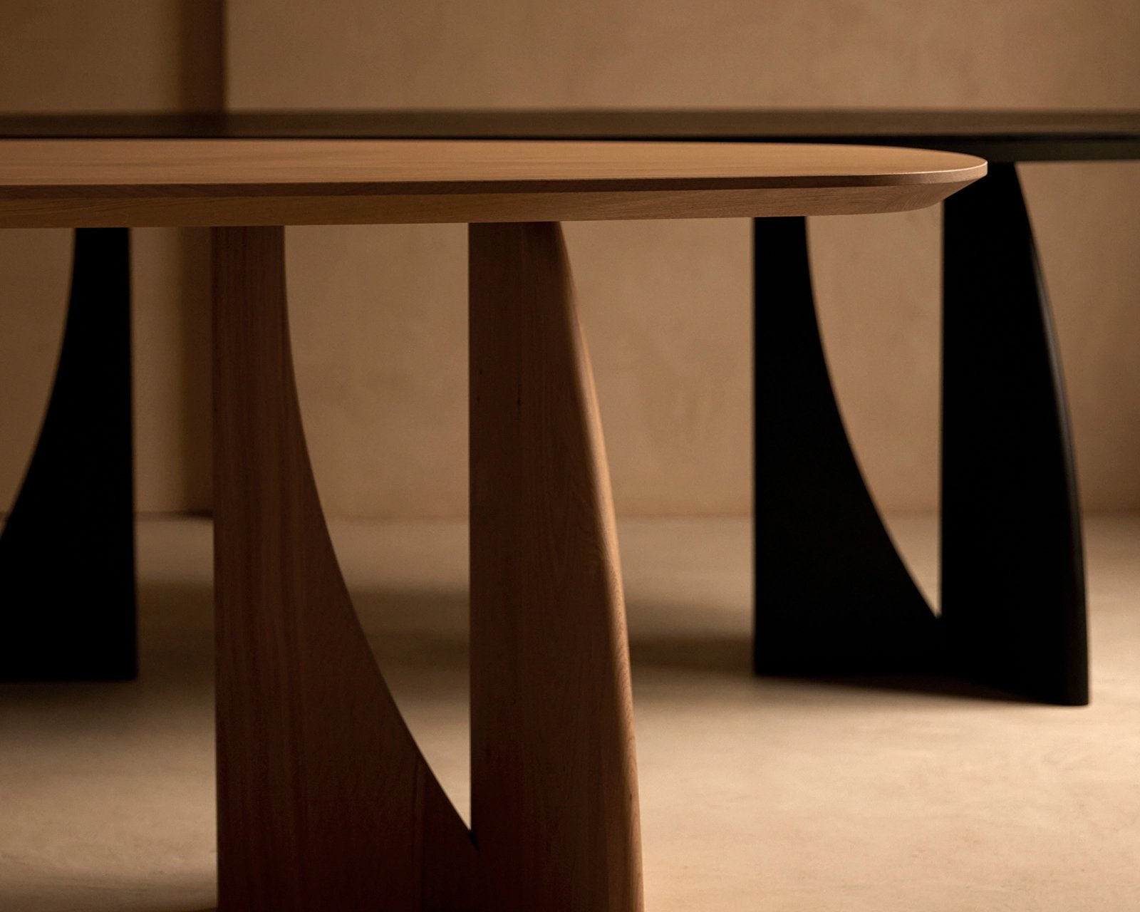 Table du Sud X Art in Return eettafel in deep black (9005) en in ultra matte lak.