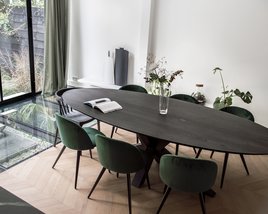Ovale eettafel eikenhout zwart met onderstel XX-poot 10x10 in sfeervolle woonkamer | Table du Sud