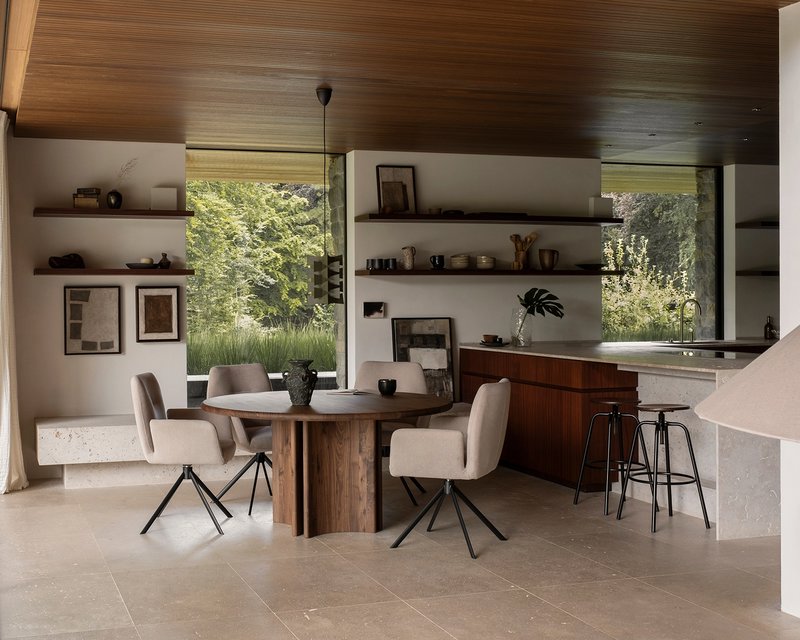 Ronde notenhouten eettafel Quattro