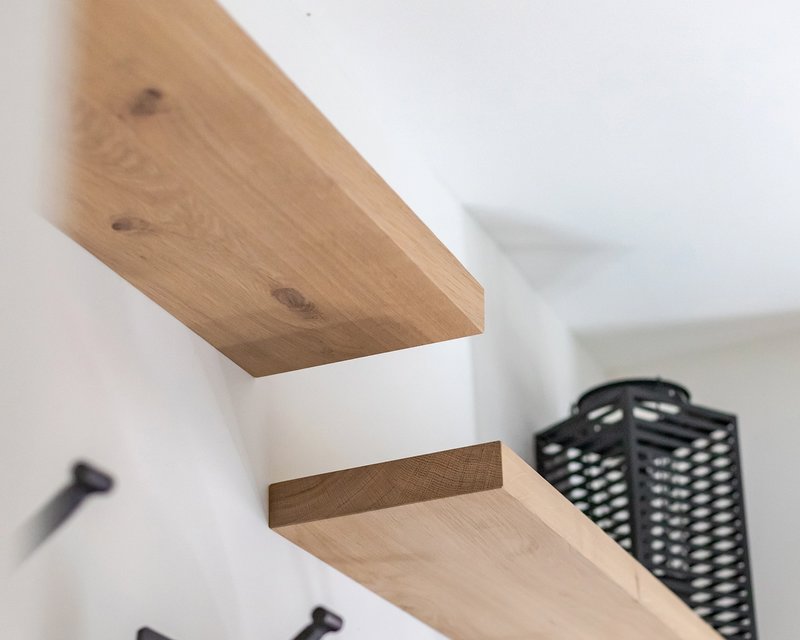 Oak wall shelf (blind mounting)