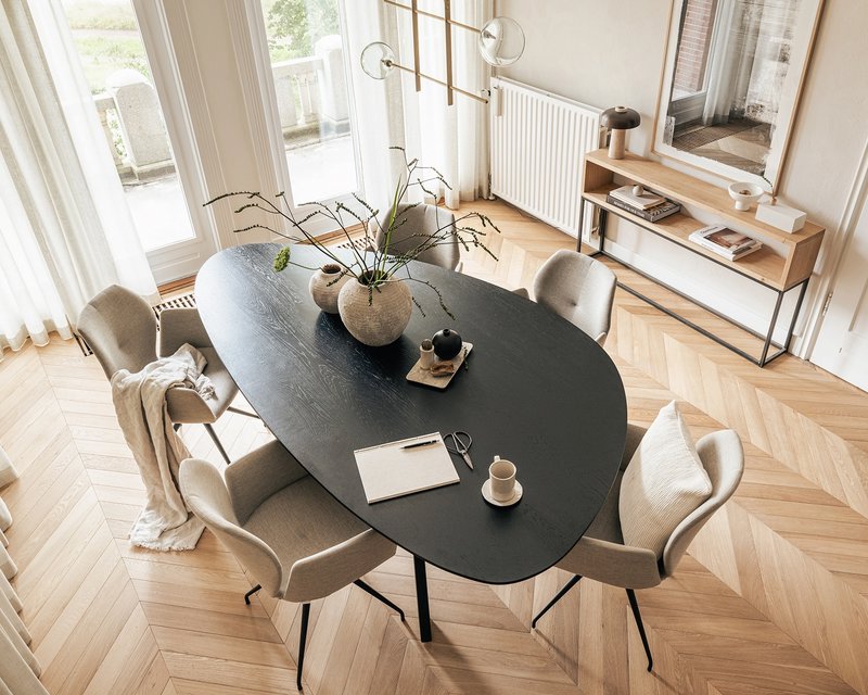 Pebble-shaped oak dining table Egu