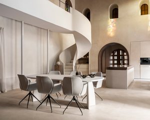 Deens-ovale-betonnen-tafel-conair-mood-stoelen6
