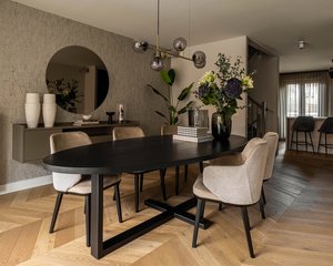 Ovale eettafel eikenhout blaack smoke intense met onderstel Felix met Mason stoelen | Table du Sud