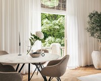 Keramische ronde eettafel met onderstel Chaneau in golden white satin met Goof stoelen in materiaal side - beige | Table du Sud