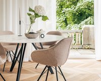 Keramische ronde eettafel met onderstel Chaneau in golden white satin met Goof stoelen in materiaal side - beige | Table du Sud