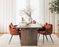 Rechthoekige eikenhouten eettafel Bonqui met de Mood #101 PM11 eetkamerstoelen in Genova Rost.