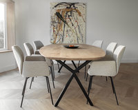 Deens ovale eikenhouten eettafel Lachaud in ultra matte lak met de Mood #95 eetkamerstoelen in berry - beige.