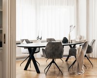 Deens ovale eikenhouten eettafel in deep black (9005) met de Mood #95 eetkamerstoelen in genova - steel.