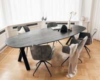 Deens ovale eikenhouten eettafel in deep black (9005) met de Mood #95 eetkamerstoelen in genova - steel.