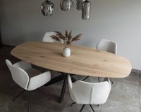 Deens ovale eikenhouten eettafel XX 10x4 in ultra matte lak met de Mood #95 eetkamerstoelen in otello - beige.