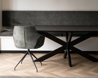 Deens ovale eikenhouten eettafel xx 10x4. Afmeting 270x120x4 cm in de kleur deep black (9005). Mood #91 en #95 eetkamerstoelen in Genova - forest.
