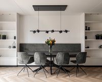 Deens ovale eikenhouten eettafel xx 10x4. Afmeting 270x120x4 cm in de kleur deep black (9005). Mood #91 en #95 eetkamerstoelen in Genova - forest.