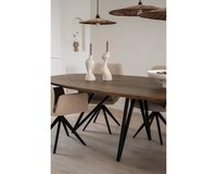 Deens ovale eikenhouten eettafel Pomm. Afmeting 240x120x4 cm in nieuw eiken, black smoke light. Misaki - Jesper Home eetkamerstoelen in funky fudge.