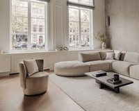 Hoekbank Camiel in alpine - beige 05 met vloerkleed Saint 240x340 in kleur 6666. Fauteuil Bolero in Juke - khaki 51 en salontafel Len in Black smoke intense.
