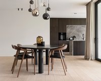 Kiezelvormige-eiken-tafel-pippa-met-neva-stoelen