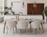 Deens ovale eikenhouten eettafel Cavalier met Neo eetkamerstoelen in Vera - beige.