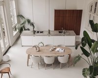 Deens ovale eikenhouten eettafel Cavalier met Neo eetkamerstoelen in Vera - beige.