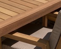 De iroko buitenmeubel collectie van Table du Sud bestaat uit een serie tuintafels en tuinstoelen die gemaakt zijn van iroko hout en op maat worden gemaakt in eigen werkplaats in Nederland.