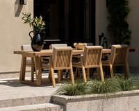 De iroko buitenmeubel collectie van Table du Sud bestaat uit een serie tuintafels en tuinstoelen die gemaakt zijn van iroko hout en op maat worden gemaakt in eigen werkplaats in Nederland.