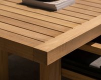 De iroko buitenmeubel collectie van Table du Sud bestaat uit een serie tuintafels en tuinstoelen die gemaakt zijn van iroko hout en op maat worden gemaakt in eigen werkplaats in Nederland.