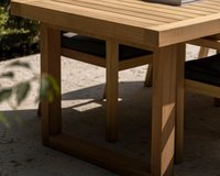 De iroko buitenmeubel collectie van Table du Sud bestaat uit een serie tuintafels en tuinstoelen die gemaakt zijn van iroko hout en op maat worden gemaakt in eigen werkplaats in Nederland.