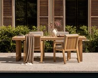 De iroko buitenmeubel collectie van Table du Sud bestaat uit een serie tuintafels en tuinstoelen die gemaakt zijn van iroko hout en op maat worden gemaakt in eigen werkplaats in Nederland.