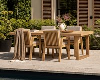 De iroko buitenmeubel collectie van Table du Sud bestaat uit een serie tuintafels en tuinstoelen die gemaakt zijn van iroko hout en op maat worden gemaakt in eigen werkplaats in Nederland.