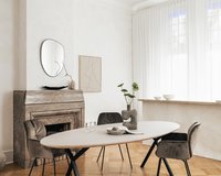 Mood #95 stoelen in materiaal Juke en ovale Fenix elegance eettafel Lachaud in beige arizone.
