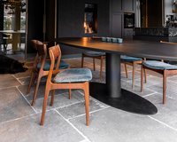 Ovale eettafel eikenhout black smoke intense met onderstel O-poot | Table du Sud