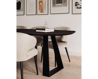 Deens ovale eikenhouten eettafel Cruz in black smoke intense met de Bette eetkamerstoelen in Juke - khaki 51.