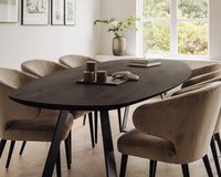 Deens ovale eikenhouten eettafel Cruz in black smoke intense met de Bette eetkamerstoelen in Juke - khaki 51.