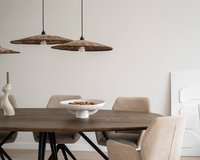 Deens ovale eikenhouten eettafel Pomm. Afmeting 240x120x4 cm in nieuw eiken, black smoke light. Misaki - Jesper Home eetkamerstoelen in funky fudge.