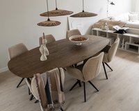 Ovale eettafel eikenhout met onderstel Pomm in sfeervolle woonkamer | Table du Sud