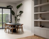 Ovale eettafel eikenhout met onderstel Eqone in sfeervolle woonkamer | Table du Sud