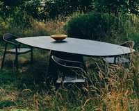 Ovale eettafel eikenhout met onderstel Eqone in tuin | Table du Sud