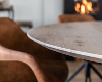 Ronde eettafel eikenhout met onderstel Arlette close up in sfeervolle kamer | Table du Sud