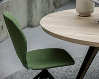 Ronde eettafel van eikenhout met een Savie onderstel met bijpassende stoel | Table du Sud