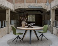 Ronde eettafel van eikenhout met een Savie onderstel in een sfeervolle ruimte | Table du Sud