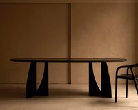 Table du Sud X Art in Return eettafel in deep black (9005) en de Neva eetkamerstoel in eiken met zenith leder.